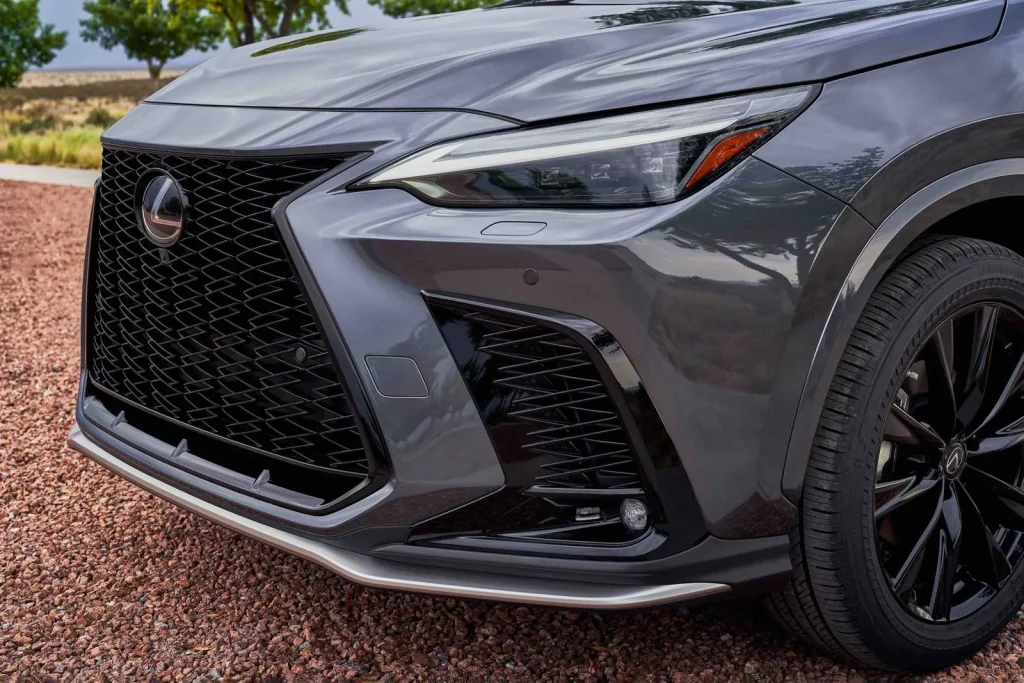 Lưới tản nhiệt thể thao của Lexus NX350 F-sport 2024
