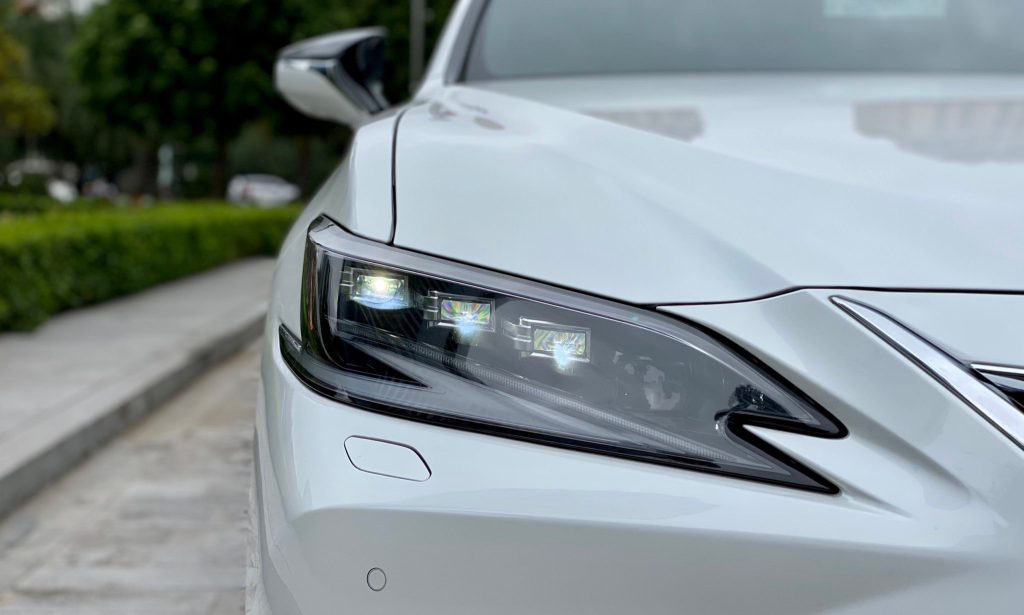 Đèn pha xe Lexus ES250 2024