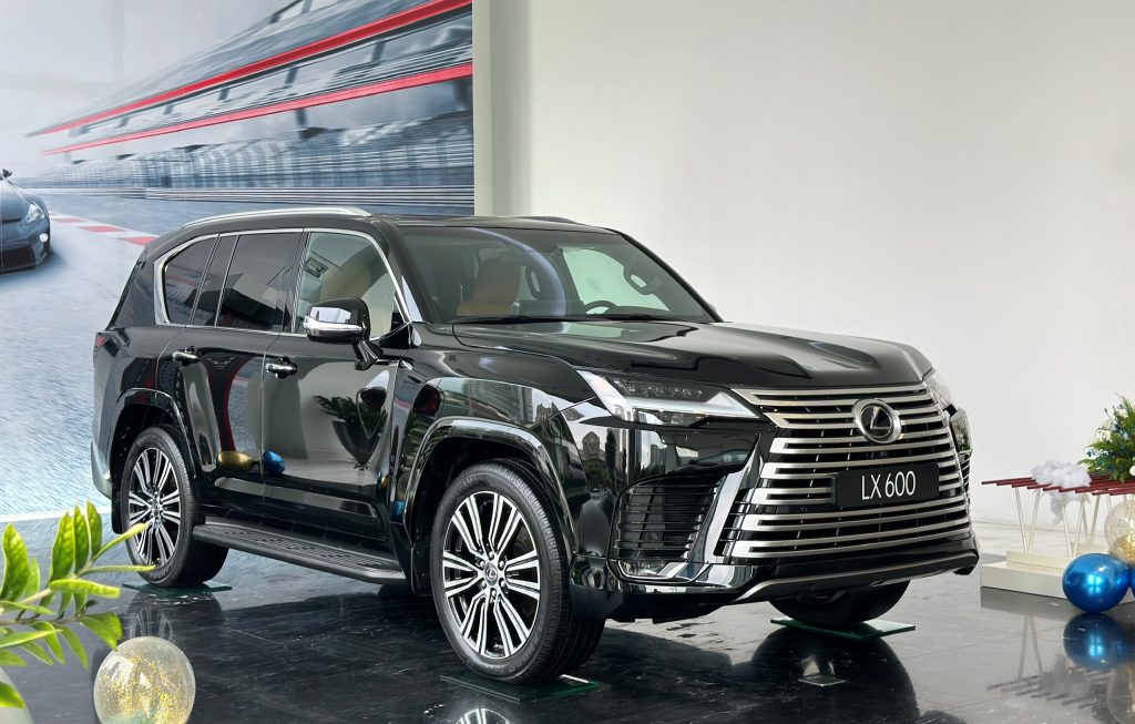 Hông xe Lexus LX600 Urban 7 chỗ ngồi