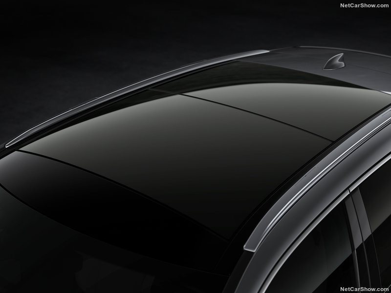 Lexus RX500h F-Sport 2024 được trang bị cửa sổ trời toàn cảnh