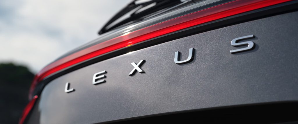Logo phía sau xe Lexus NX 350h 2024