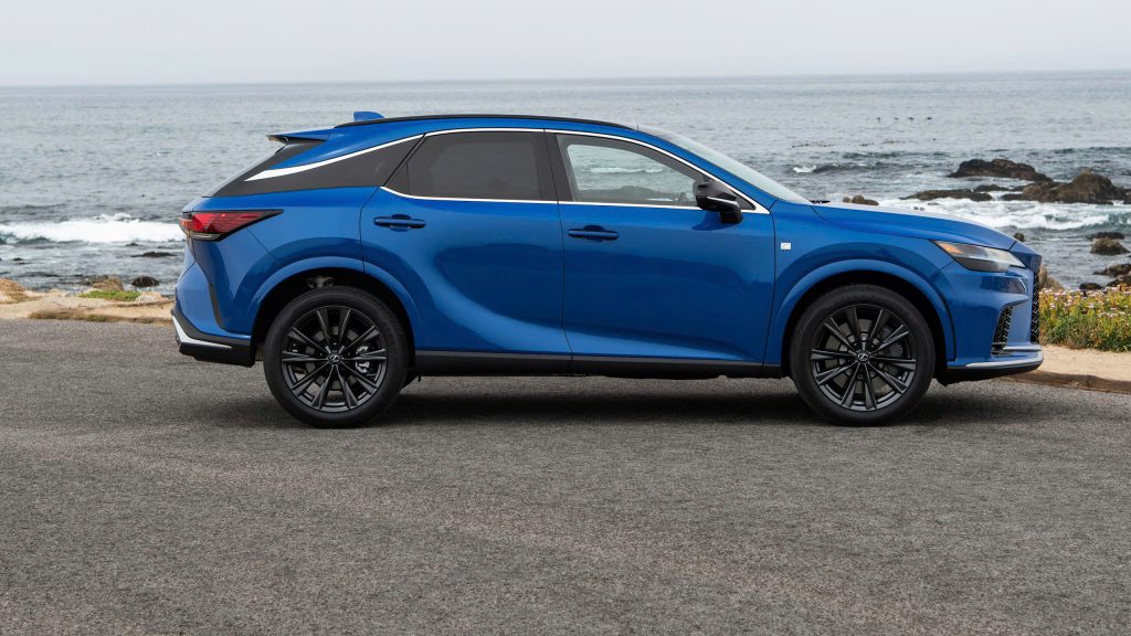 Bên hông Lexus RX350 F-Sport nổi bật với La-zăng thể thao F-Sport sơn đen bóng